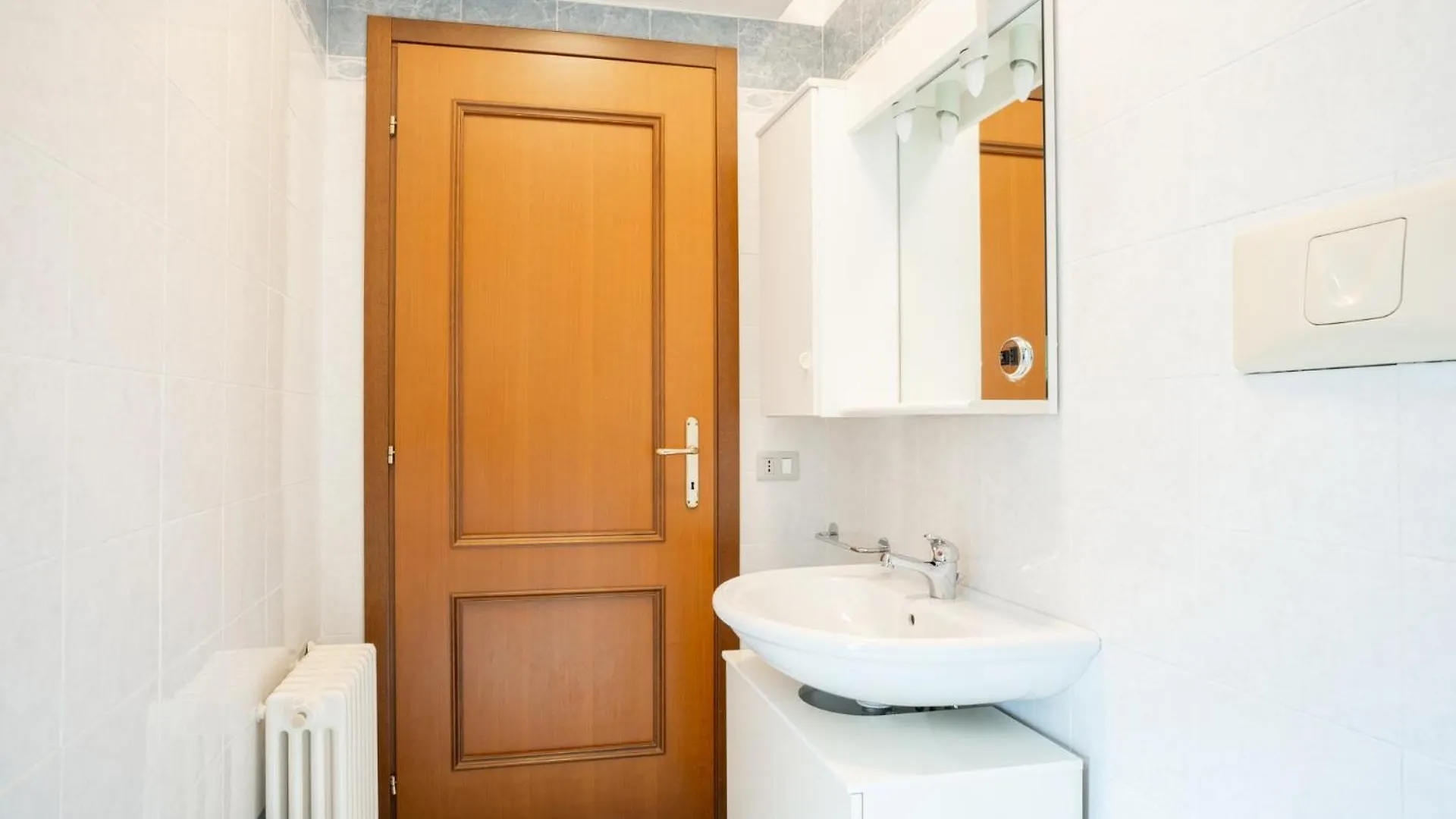 Spacious Bright Apartment Near City Center And Como Lake With Air Conditioning Lecco